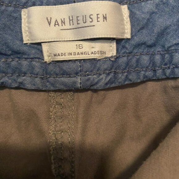 Women's Van Heusen  size 16 capris - Picture 4 of 4